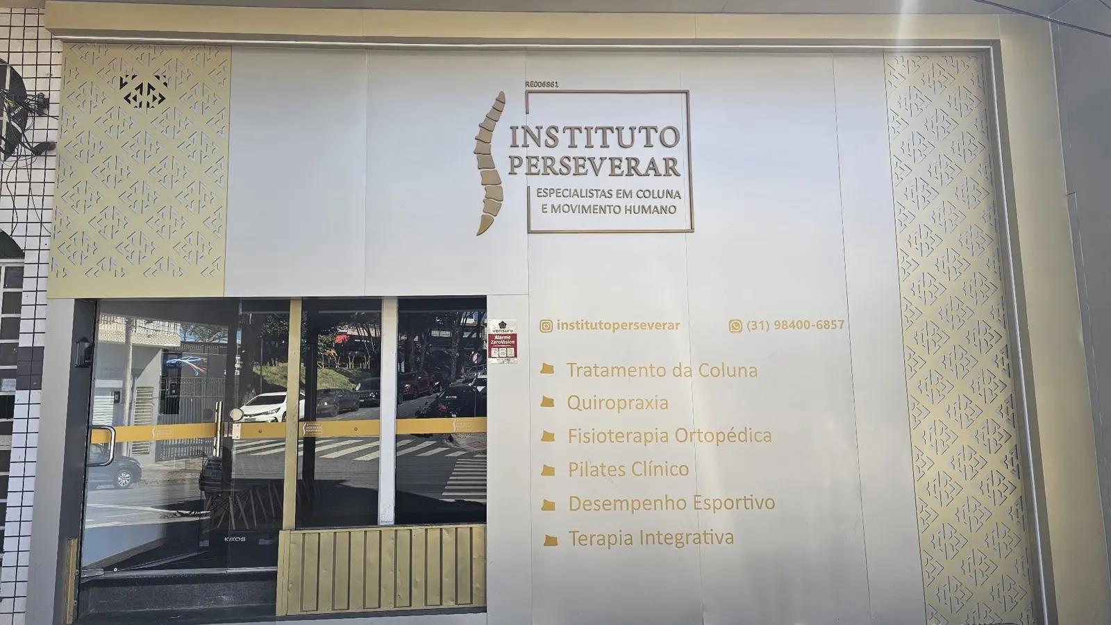 Fachada do Instituto Perseverar na Avenida Rio Negro, no Riacho das Pedras, com a lista de serviços, incluindo Pilates Clínico