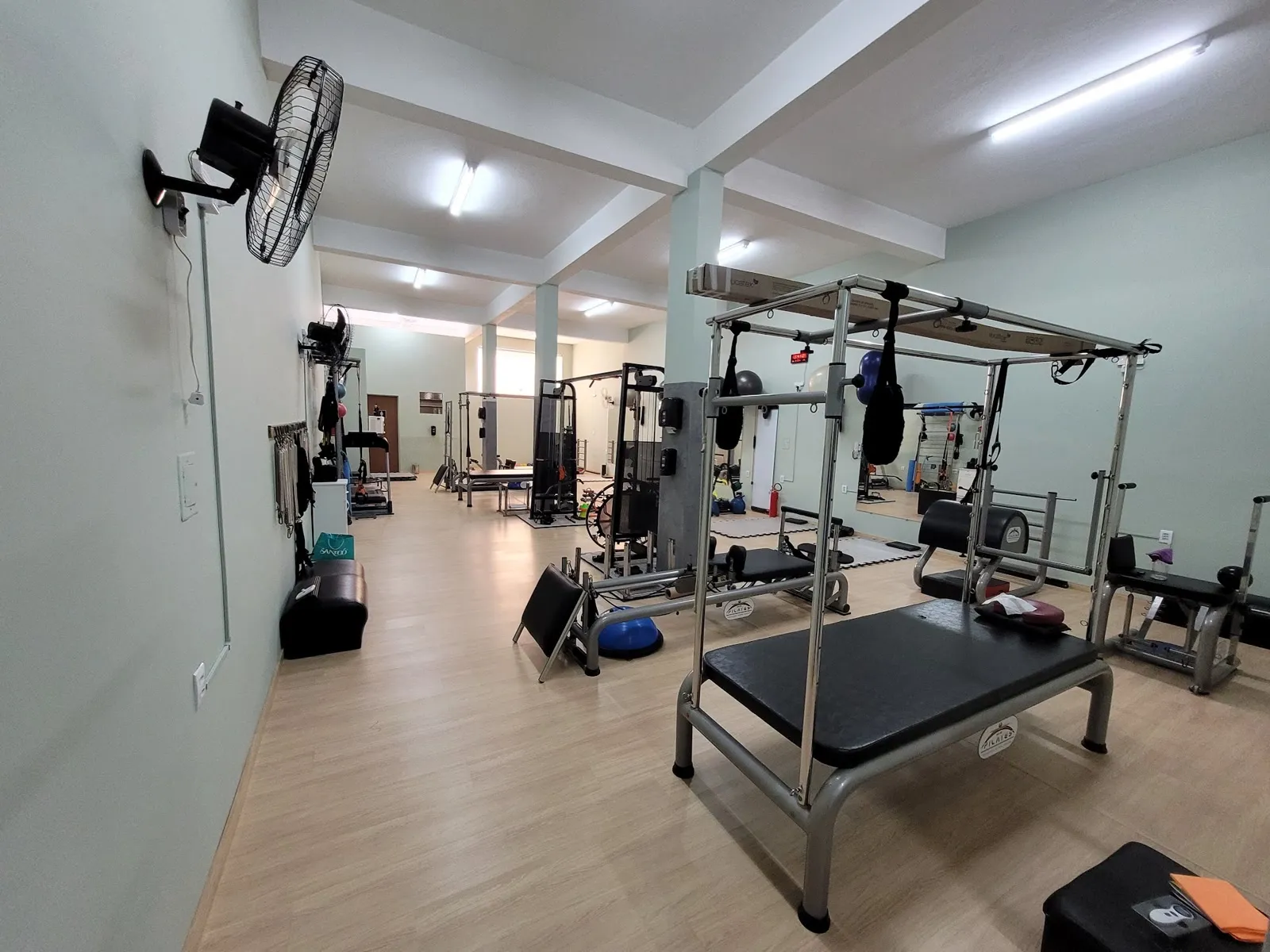 Estúdio de Pilates do Instituto Perseverar com cadillac, reformer e demais aparelhos