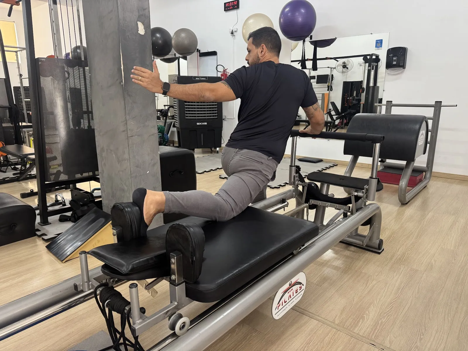 Aluno fazendo exercício no reformer do estúdio de Pilates do Instituto Perseverar, no Riacho das Pedras